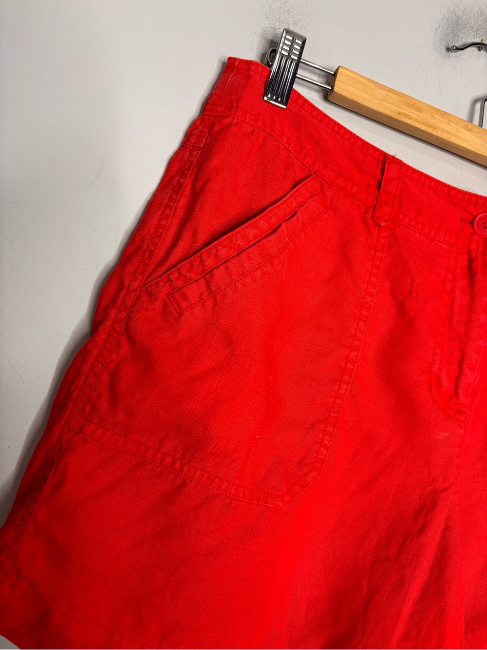 Tommy Bahama Leigh Fit Linen Vibrant Red Shorts, Size 10 - Picture 2 of 10